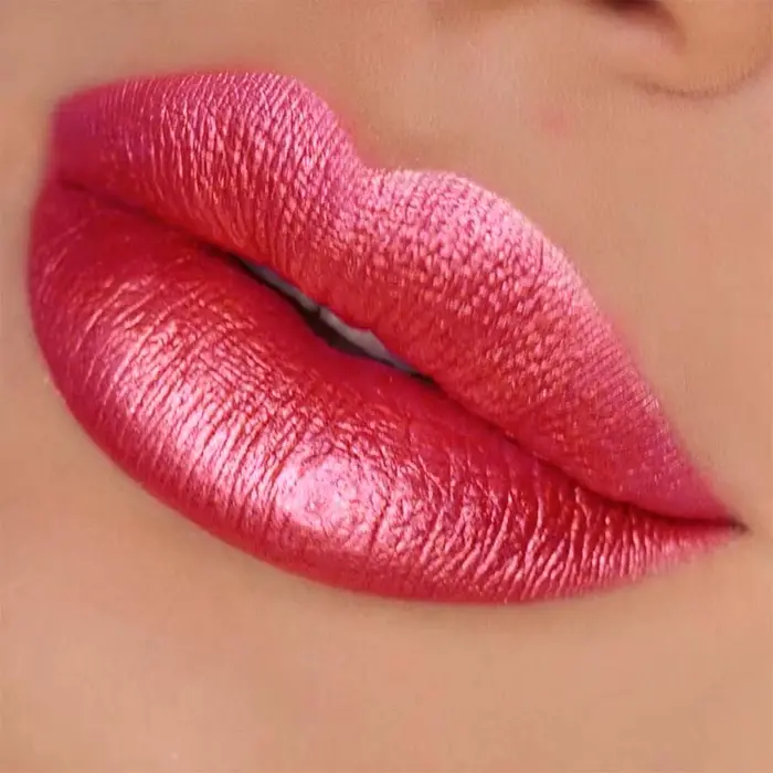 Rouge à lèvres métallique rouge longue tenue
