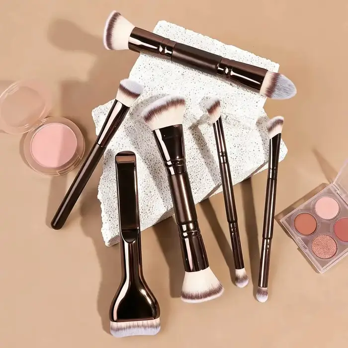 Ensemble de 7 pinceaux de maquillage, comprenant des pinceaux synthétiques doux pour le fond de teint, la poudre, le blush, le correcteur, le contour et l'ombre à nez.
