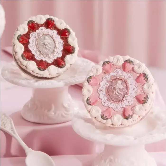 Flower Knows Collection de cupidon aux fraises poudre pressée fond de teint