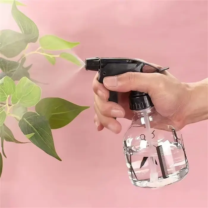 Bouteille pulvérisatrice transparente pour coiffure