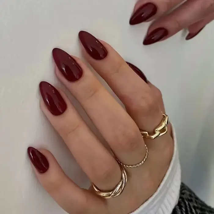 Faux ongles simples rouge vin avec colle