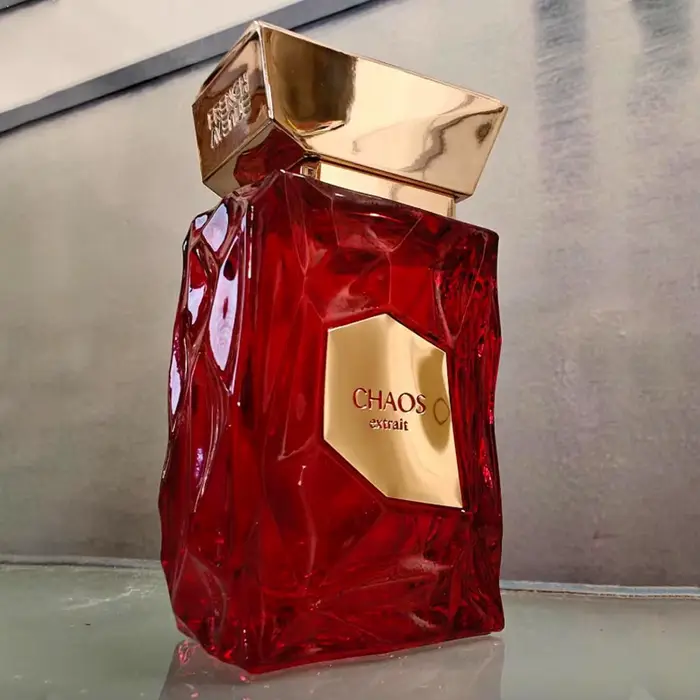 Parfum en cuir, ambre et bois