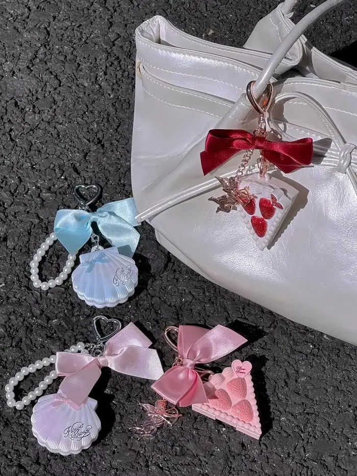 Parfum Solide Flower Knows Cupidon avec Enlumineur Coquillage Miroir Miniature Porte-clés Pendentif de Sac Cadeau Femme Accessoire Beauté de Voyage Compact et Élégant