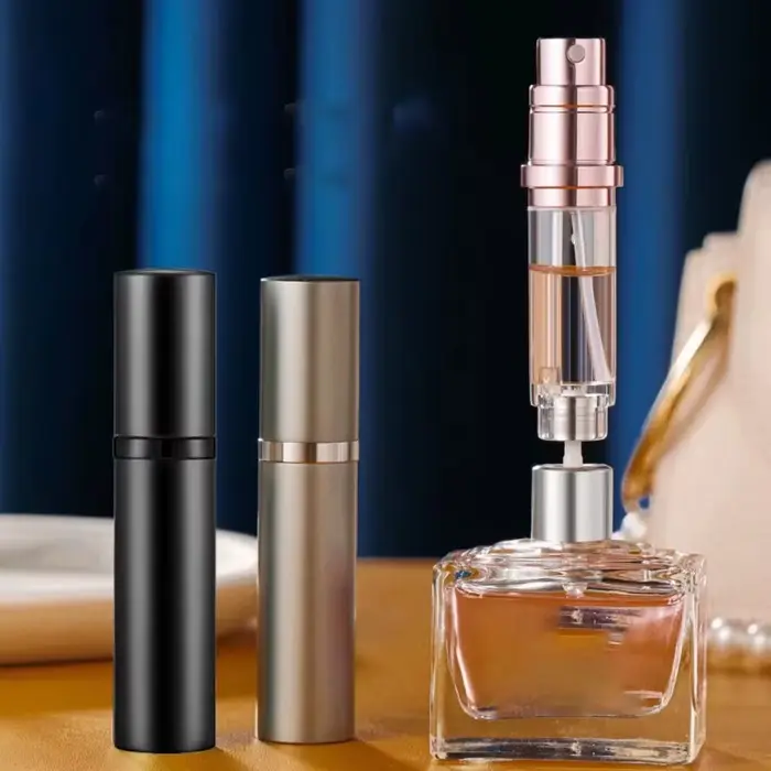 Flacon vaporisateur miniature de 5 ml, rechargeable, portable, pour parfum, cosmétiques, liquides de voyage (style de flacon intérieur aléatoire)